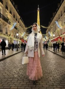 Falda - tuti larga ;

 abrigo 70% lana ;

Blusa

 bufanda viscosa